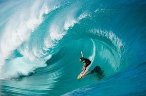 Antara Adrenalin dan Ombak Kisah Inspiratif dari Surfer Dunia