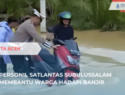 Personil Satlantas Subulussalam Bantu Warga Hadapi Banjir