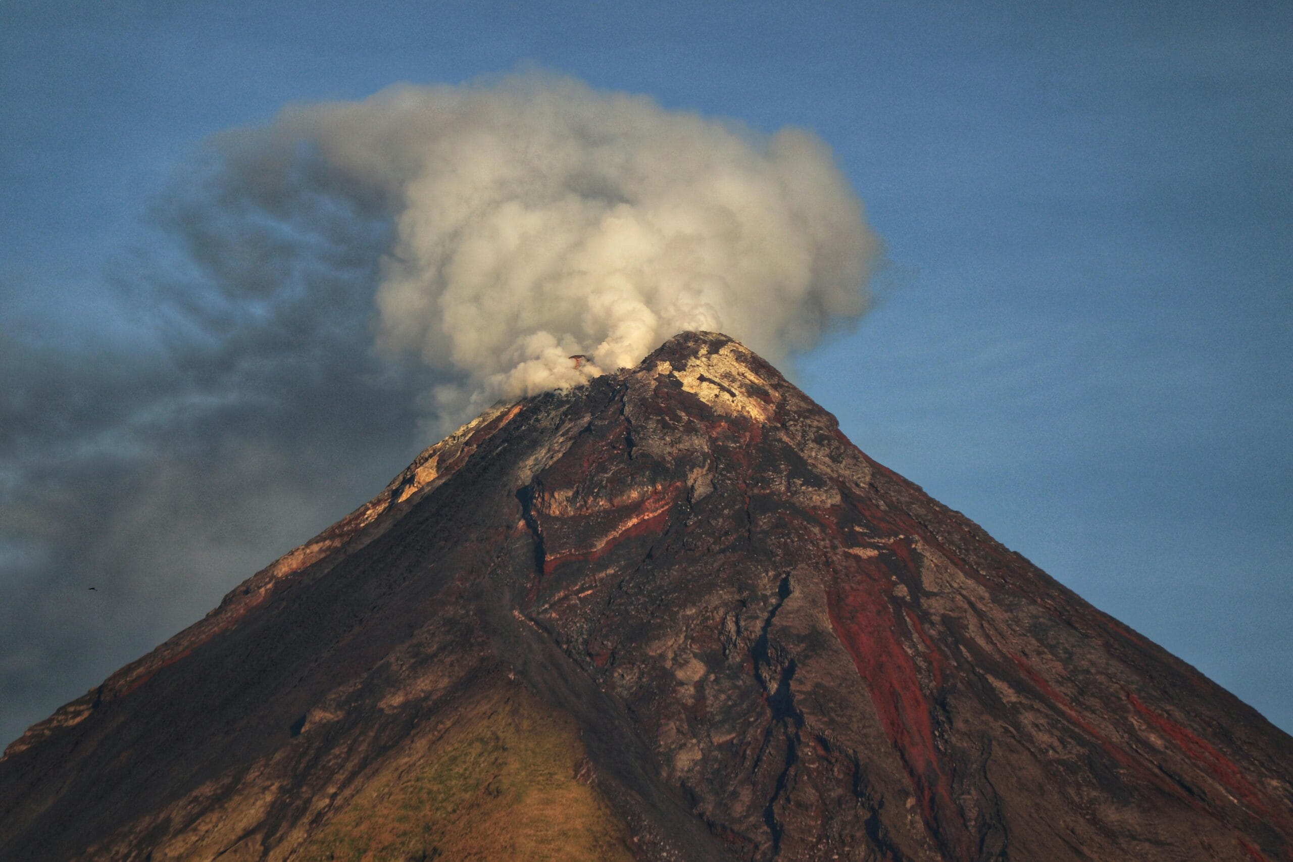 Gunung Raung erupsi juli 2025