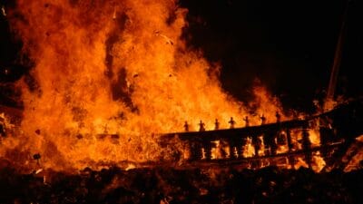 KM Barcelona V terbakar