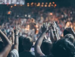 CEO Astronomer Andy Byron Terpergok ‘Kiss‑Cam’ Pelukan dengan HR Chief di Konser Coldplay