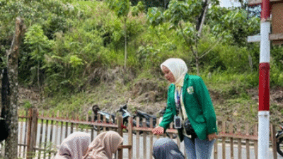 Mahasiswa KKN Universitas Andalas melakukan edukasi tentang budidaya tanaman obat keluarga (Sumber: Dokumentasi Pribadi Henni)