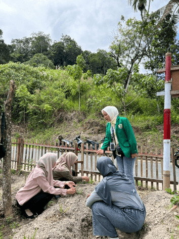 Mahasiswa KKN Universitas Andalas melakukan edukasi tentang budidaya tanaman obat keluarga (Sumber: Dokumentasi Pribadi Henni)