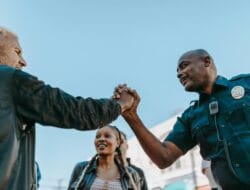 Mahasiswa & Buruh Lanjutkan Protes di DPR Jakarta Tuntut Keadilan Ekonomi