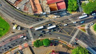 Arus kendaraan melintas di Flyover Kelok 9 pascapembersihan material longsor
