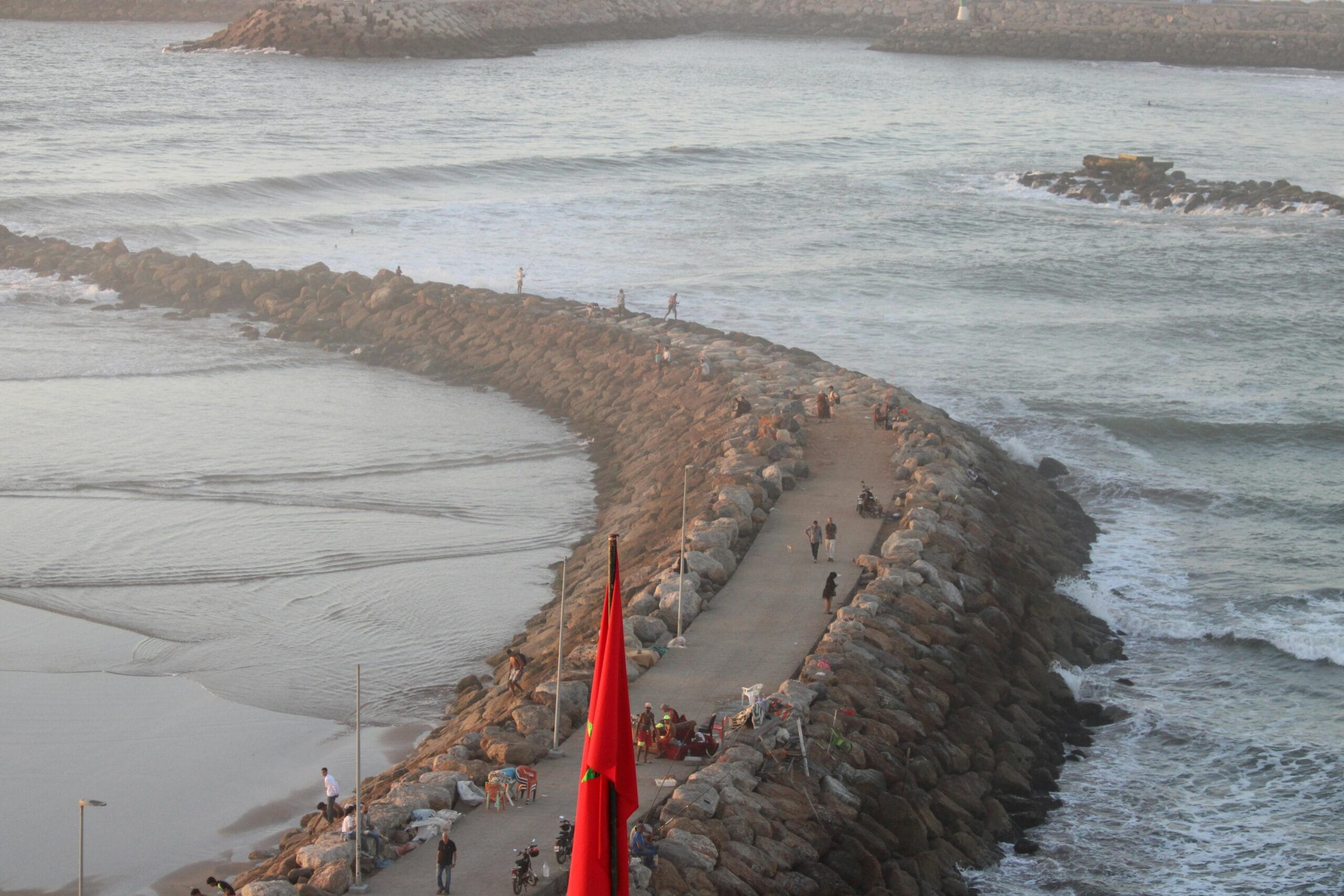 Ilustrasi breakwater yang ada di Indonesia