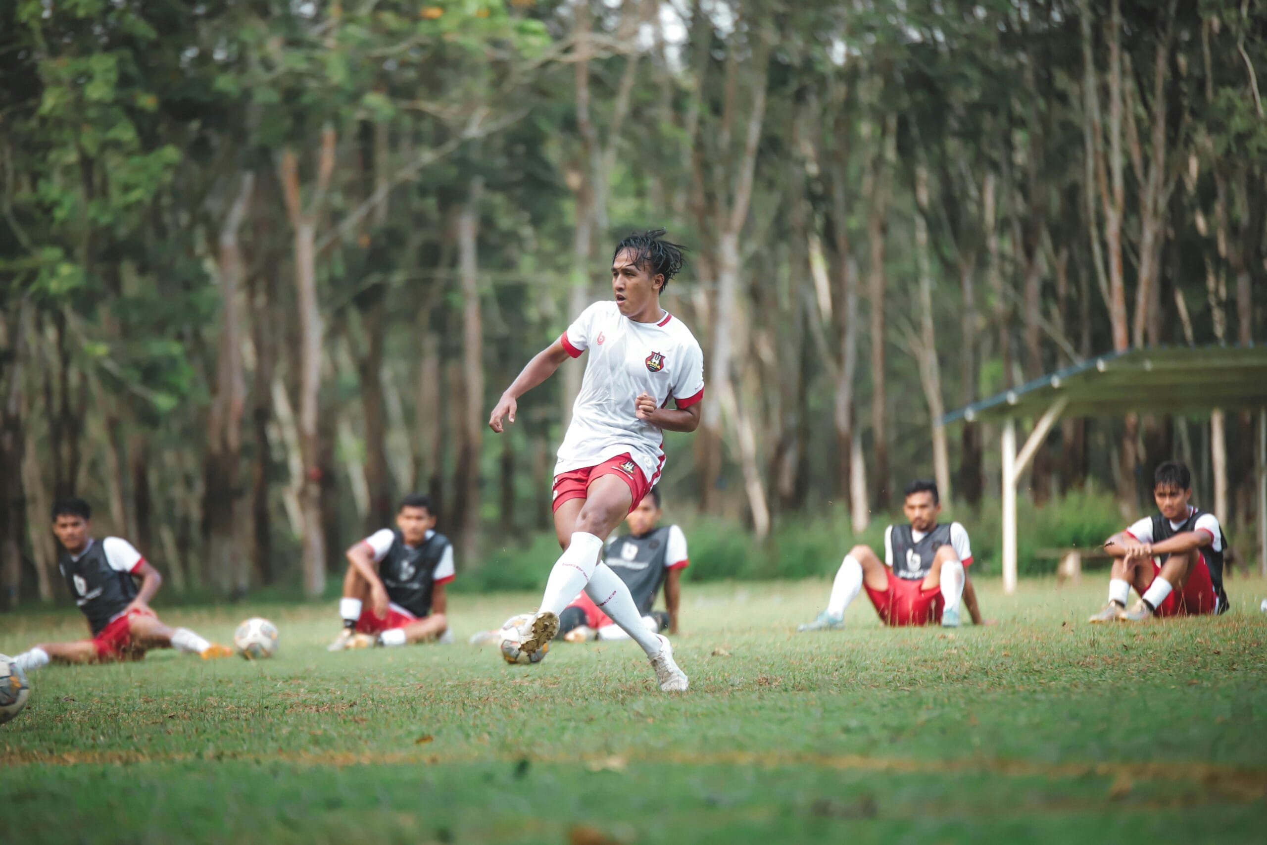 Sriwijaya FC vs Adhyaksa FC (Photo by Byrle 3gp: https://www.pexels.com/photo/a-group-of-men-playing-soccer-on-a-field-19231105/)