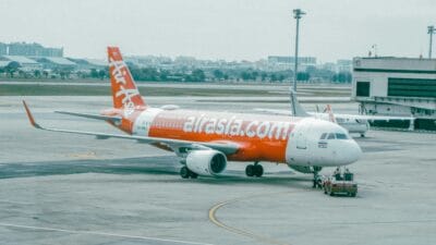 AirAsia (Sumber: Photo by pipop kunachon: https://www.pexels.com/photo/a-commercial-airplane-on-an-airport-15068752/)