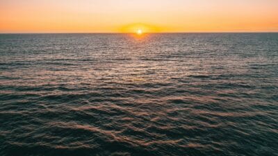 Gelombang 1,5–2,5 Meter Ancam Pesisir Barat & Selat Sunda