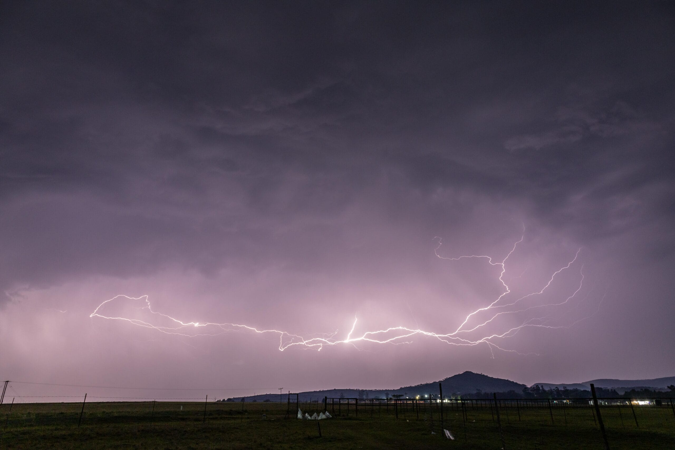 Cuaca Ekstrem (Photo by Ndumiso Mvelase : https://www.pexels.com/photo/dramatic-lightning-over-ephangweni-night-sky-34598317/)
