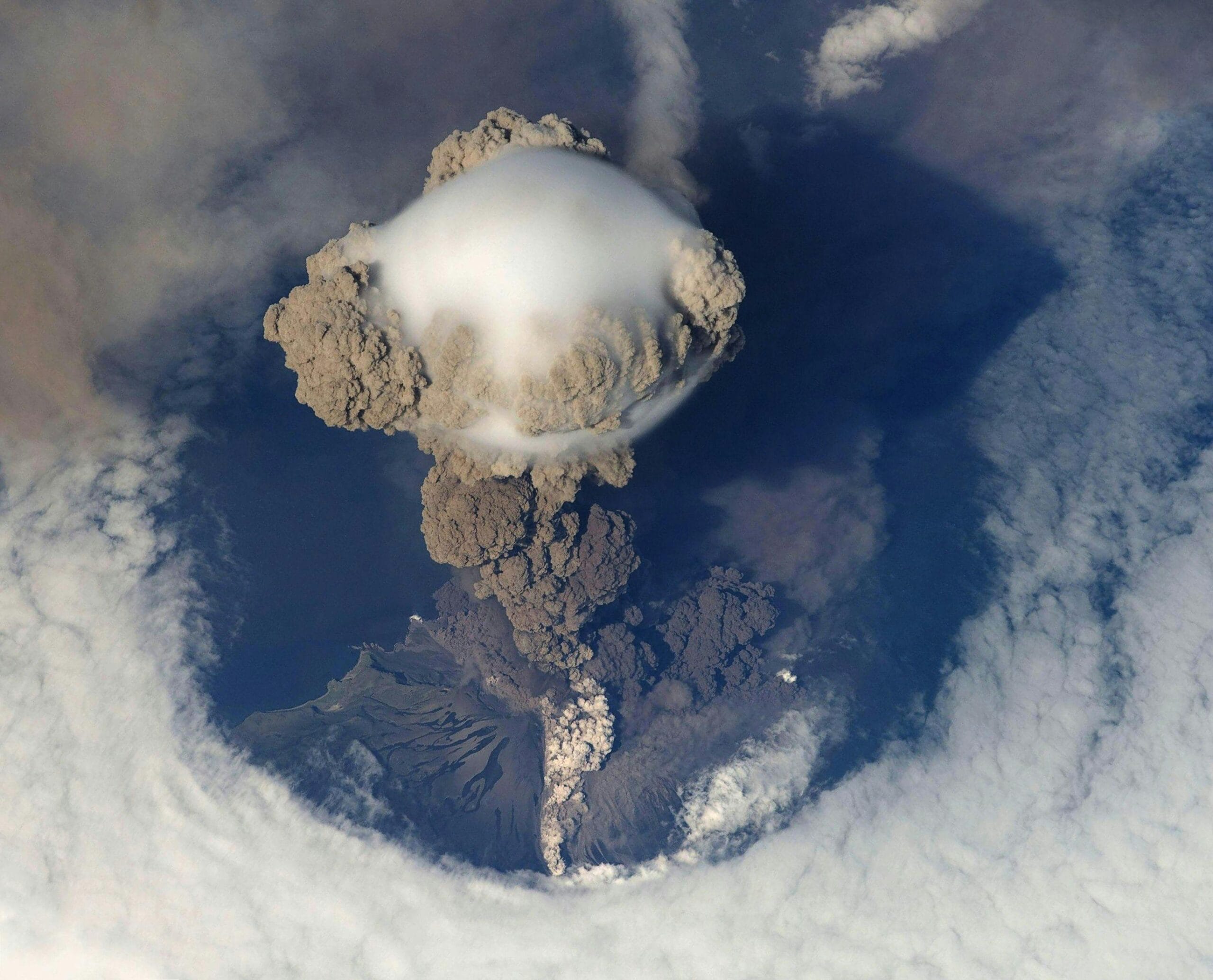 Marapi Erupsi (Photo by Pixabay: https://www.pexels.com/photo/top-view-of-volcano-erupting-during-daytime-73828/)