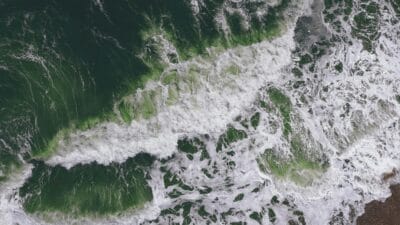 gelombang tinggi barat Sumatra Natuna (Photo by Pok Rie: https://www.pexels.com/photo/top-view-photo-of-sea-waves-3344018/)