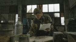 SIAPkerja Kemnaker (Photo by Tima Miroshnichenko: https://www.pexels.com/photo/a-man-holding-white-papers-5845918/)