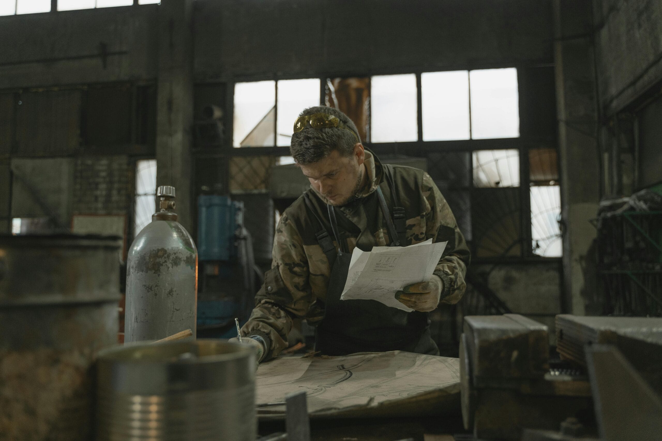 SIAPkerja Kemnaker (Photo by Tima Miroshnichenko: https://www.pexels.com/photo/a-man-holding-white-papers-5845918/)