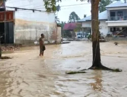 Pengungsi Padati GOR Pandan, Listrik Ditarget Pulih Hari Ini di Tapanuli Tengah