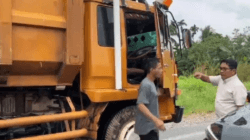 Bupati Padang Pariaman hentikan truk tambang