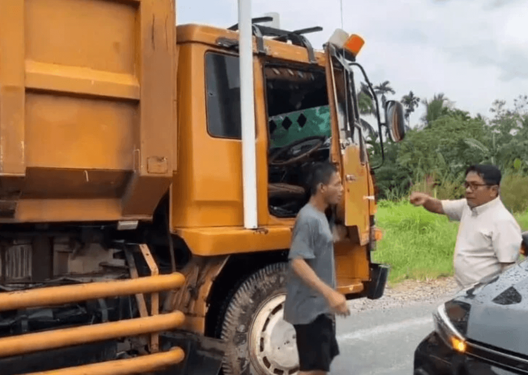 Bupati Padang Pariaman hentikan truk tambang