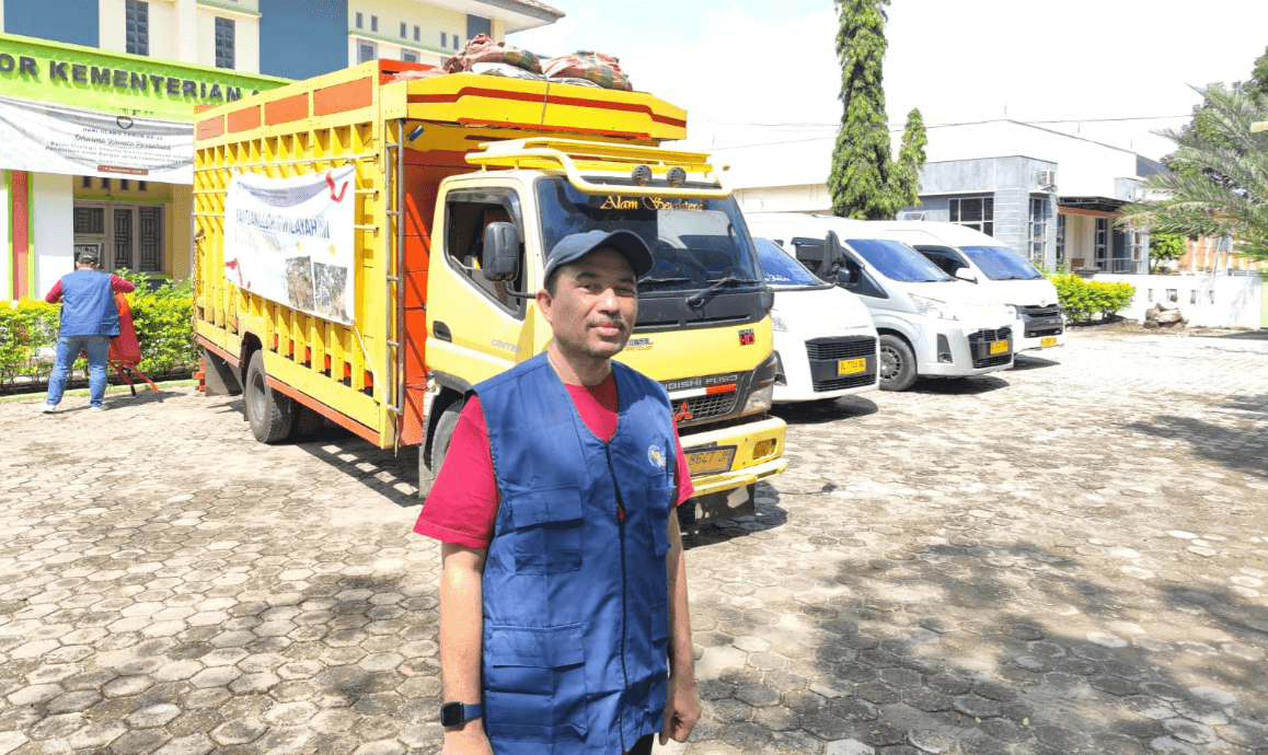 Tim relawan LLDikti XIII dan donasi sebagian peralatan kerja yg diserahkan hari ini di Pidie Jaya.