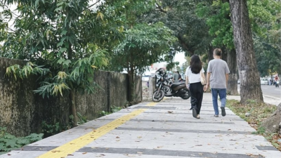 Rico Waas Minta Standar Jalan dan Trotoar Diperjelas