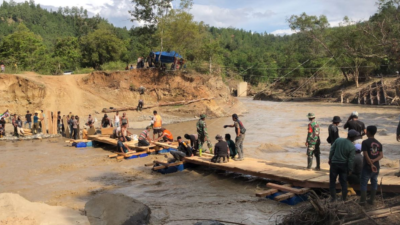 Aceh Tengah Bangun Jembatan Darurat Apung Kala Ili