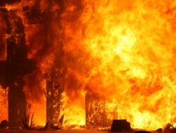 Pabrik Sandal di Medan Deli Terbakar, Damkar Kerahkan 20 Unit