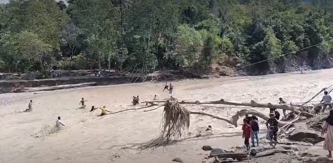 Aceh Tengah jembatan darurat ambruk