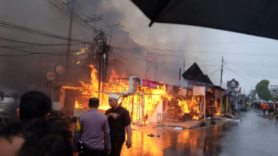16 Damkar Padamkan Kebakaran Bukittinggi