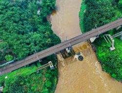 Jembatan Darurat Tapsel Amblas Dihantam Banjir