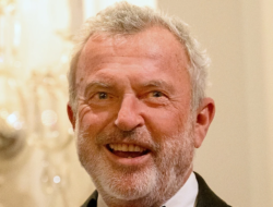 Sam Neill Meninggal Dunia di Usia 78 Tahun, Bintang Jurassic Park Tutup Perjalanan Lima Dekade