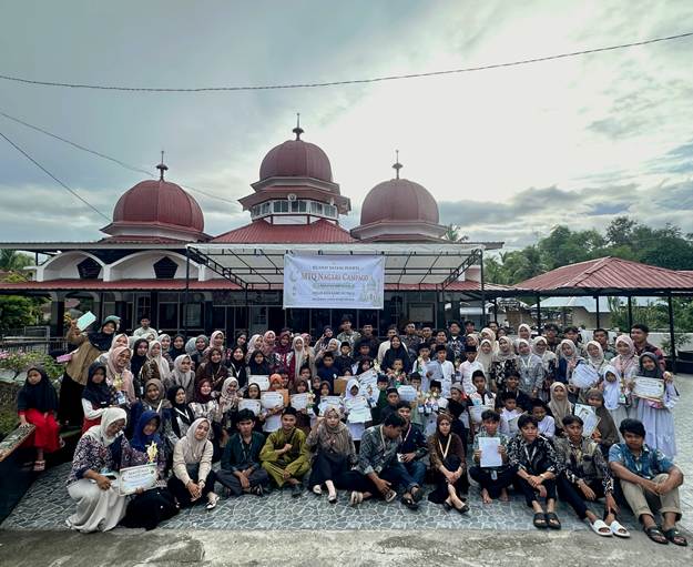 Foto bersama panitia, peserta, mahasiswa KKN, dan masyarakat Nagari Campago.