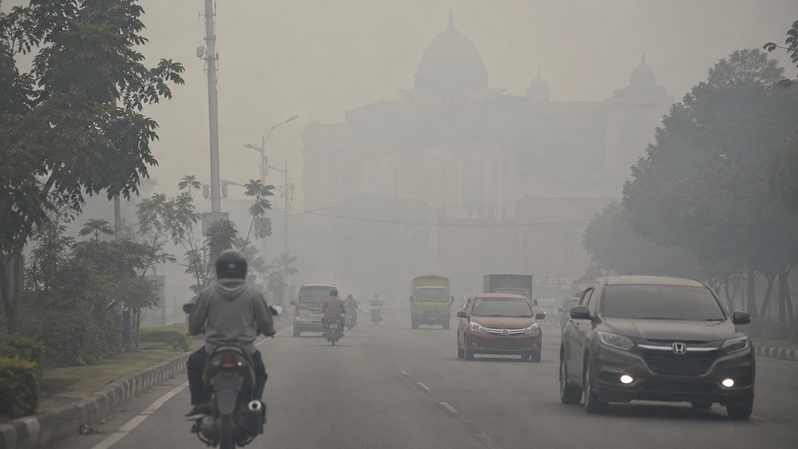 Kabut asap menyelimuti kawasan perkotaan dengan jarak pandang terbatas tanpa menampilkan wajah manusia