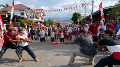 Panjat pinang Aceh Barat