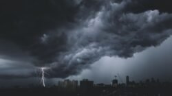 Ilustrasi awan badai untuk prakiraan cuaca Sumatra 20 September 2026