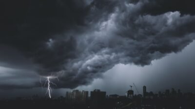 Ilustrasi awan badai untuk prakiraan cuaca Sumatra 20 September 2026