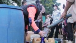 Distribusi air bersih untuk warga terdampak kekeringan di Dharmasraya
