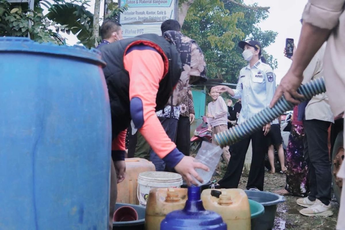 Distribusi air bersih untuk warga terdampak kekeringan di Dharmasraya