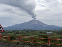 Erupsi Sinabung Berlanjut, 615 Warga Mengungsi dan Penerbangan Kualanamu Terdampak