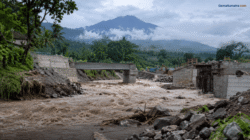 Ilustrasi air bah membawa material di sekitar pembangunan jembatan dengan latar Gunung Marapi