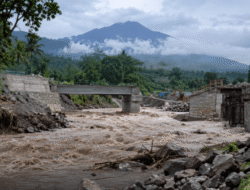 Air Bah Marapi Terjang Bukik Batabuah, Proyek Jembatan Sempat Dihentikan