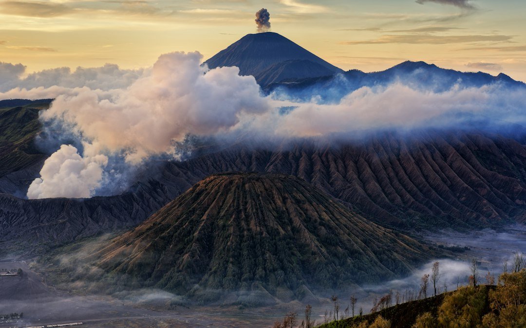 Ilustrasi gunung api untuk berita perkembangan luas daratan Anak Krakatau
