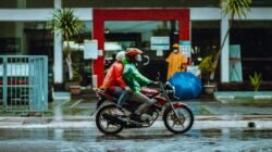 Ilustrasi hujan di jalan untuk peringatan cuaca Aceh dan Sumatera Utara