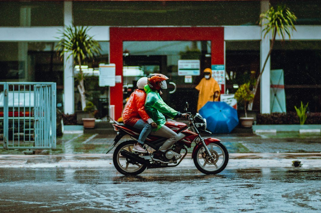 Ilustrasi hujan di jalan untuk peringatan cuaca Aceh dan Sumatera Utara