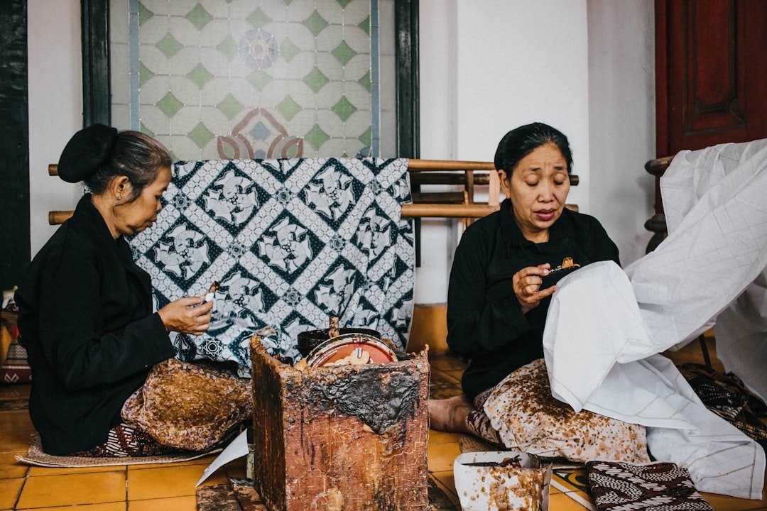 Ilustrasi pembuatan batik untuk produk warga binaan Lapas Solok