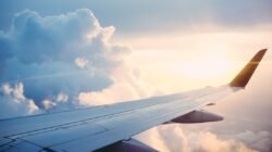 Ilustrasi pesawat terbang di antara awan untuk operasi modifikasi cuaca. Foto: Ross Parmly/Unsplash