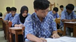 Ilustrasi peserta mengikuti ujian di ruang kelas untuk seleksi Kedokteran UIN Ar-Raniry