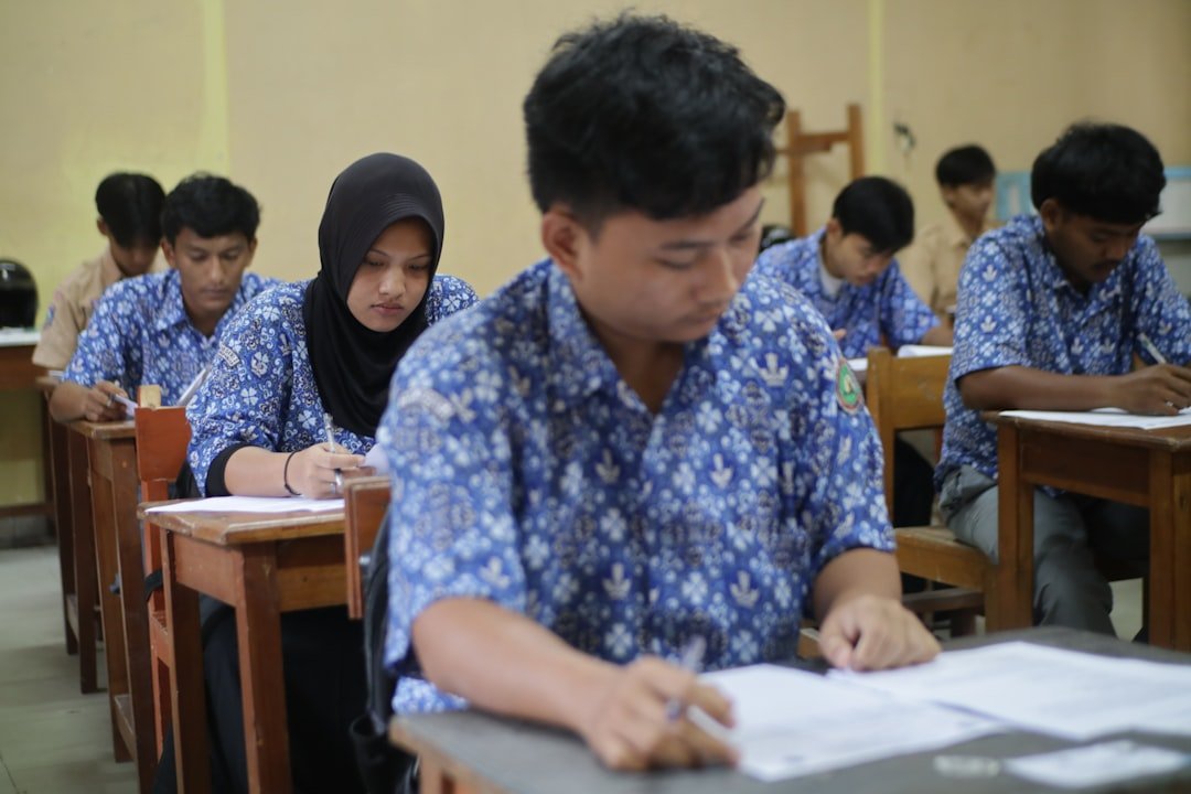 Ilustrasi peserta mengikuti ujian di ruang kelas untuk seleksi Kedokteran UIN Ar-Raniry