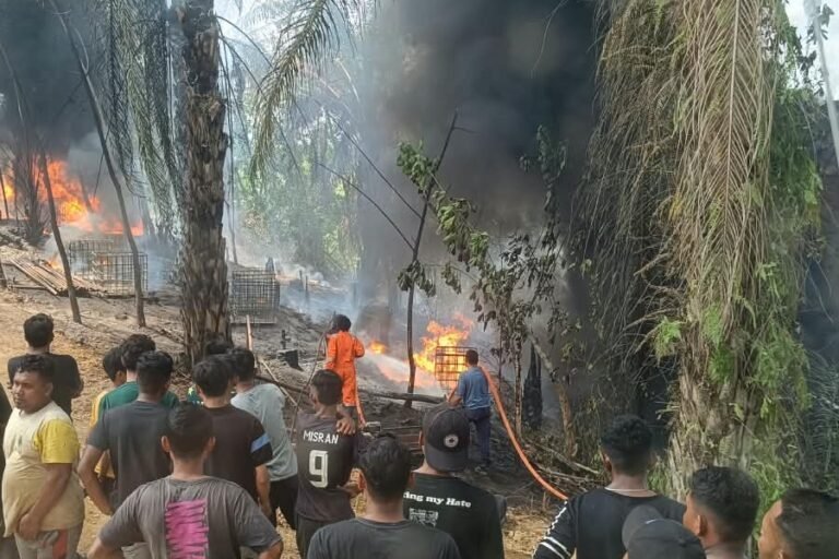 Kebakaran di lokasi pengeboran minyak kawasan Lhok Lemak, Darul Ihsan, Aceh Timur, 13 September 2026