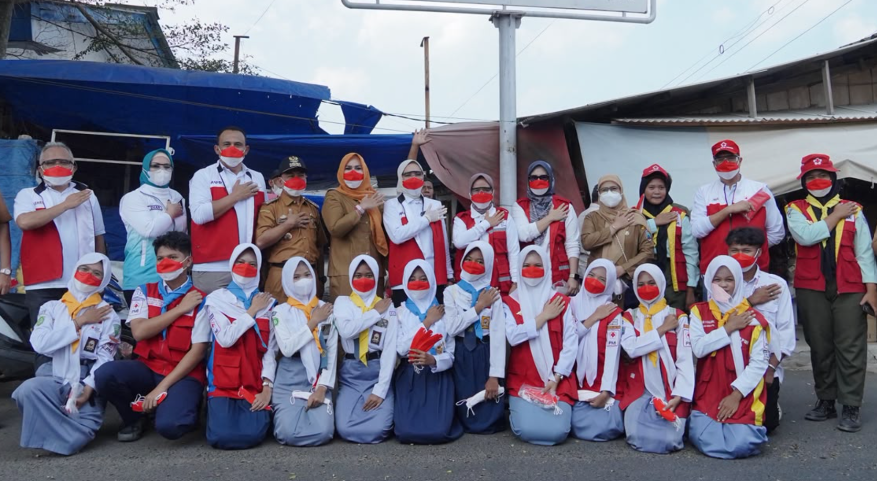 Pembagian masker PMI Lampung di Lampung Selatan untuk mengurangi paparan abu vulkanik