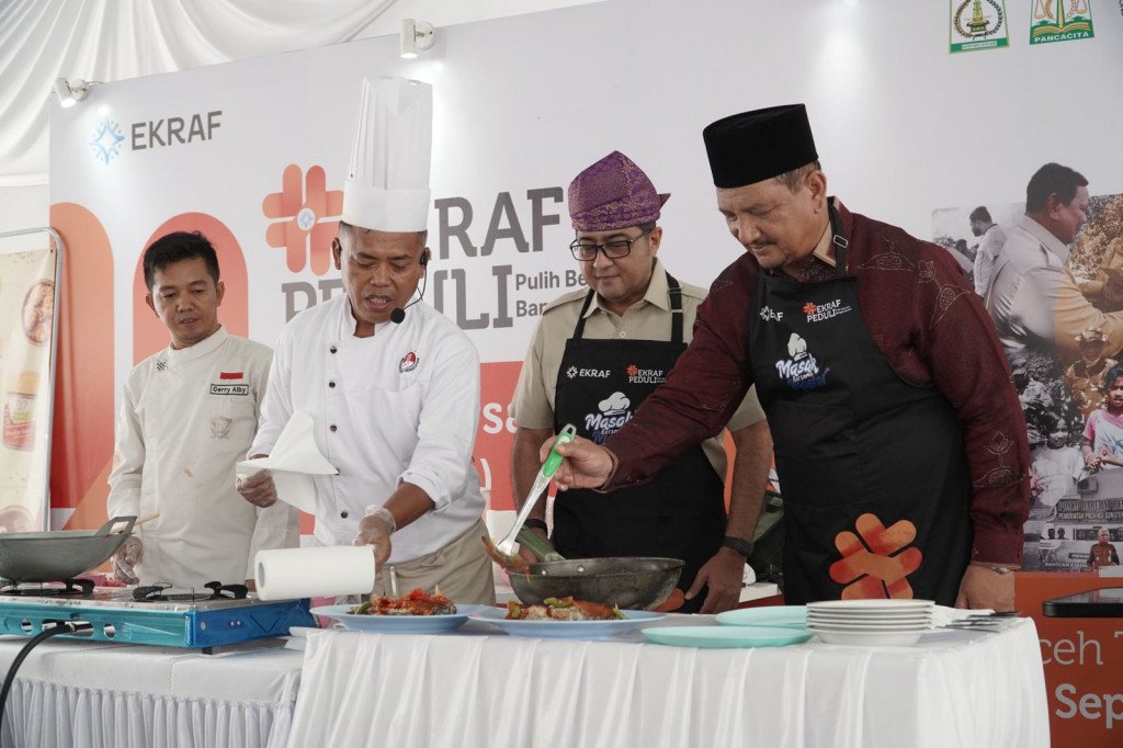 Menteri Ekonomi Kreatif Teuku Riefky Harsya bersama Bupati Aceh Tamiang Armia Pahmi dalam kegiatan Ekraf Peduli di Aceh Tamiang