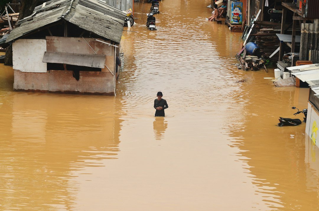 Ilustrasi banjir di Indonesia untuk berita realisasi Tambahan TKD Aceh 2026